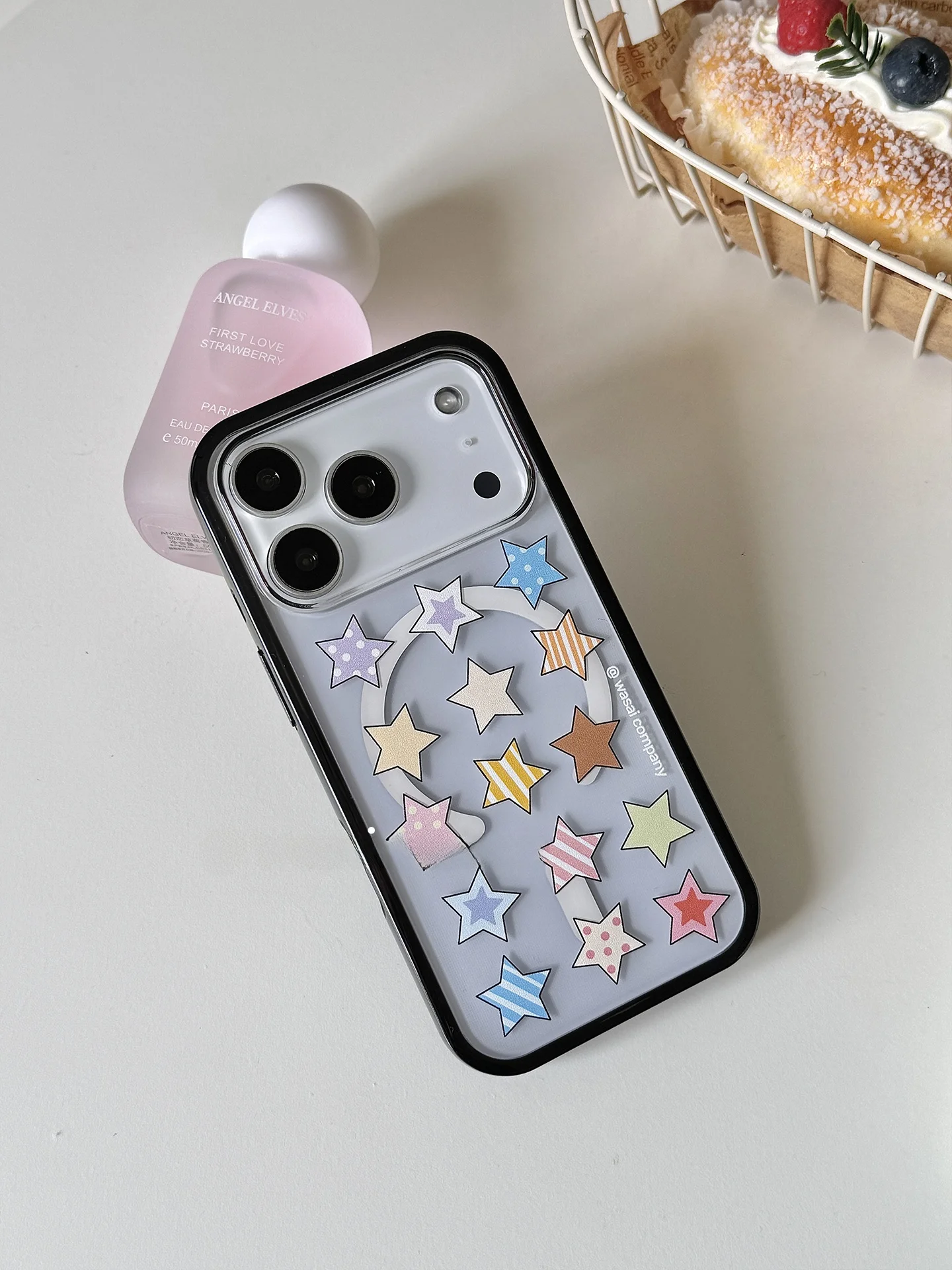 スマホケース デコレーション はどんな風に使えるか？星空イラストが心を癒すマグネット式ケースのリアルな使い方