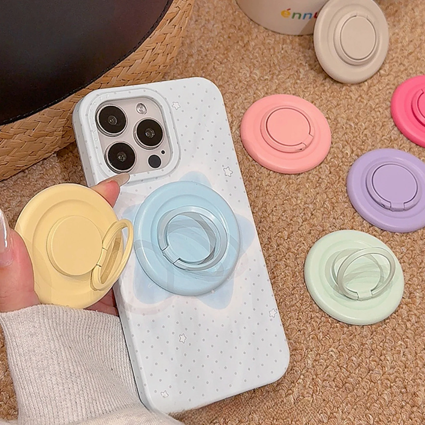 シンプルで回転可能な円形スマホホルダー：MagSafe対応強力吸着の実用性と設置位置の最適化