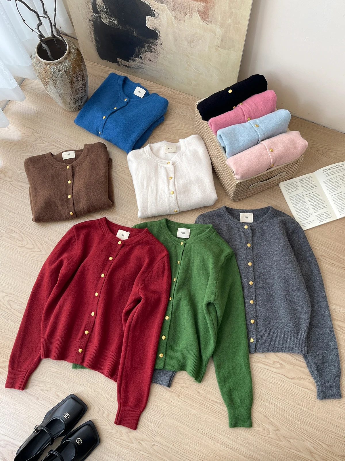 大人可愛い服 50代コーデの秘密：ラムウールカーディガンで自然な可愛さを実現