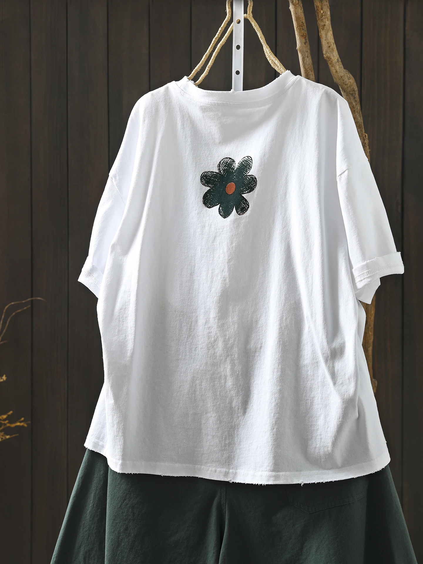 色褪せたTシャツは本当にダメなのか？エレガントな花柄プリントTシャツが教えてくれた、色落ちの美しさ