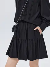 高腰Aラインのプリーツミニスカートとゆったり黒シャツの春向けコーディネート（セットアップ対応）
