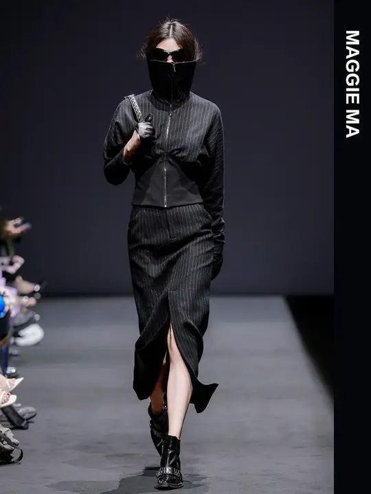 ストライプデザインのフィット＆フレアドレス【スリット入り・女性用・スリム効果】（セットアップ対応）