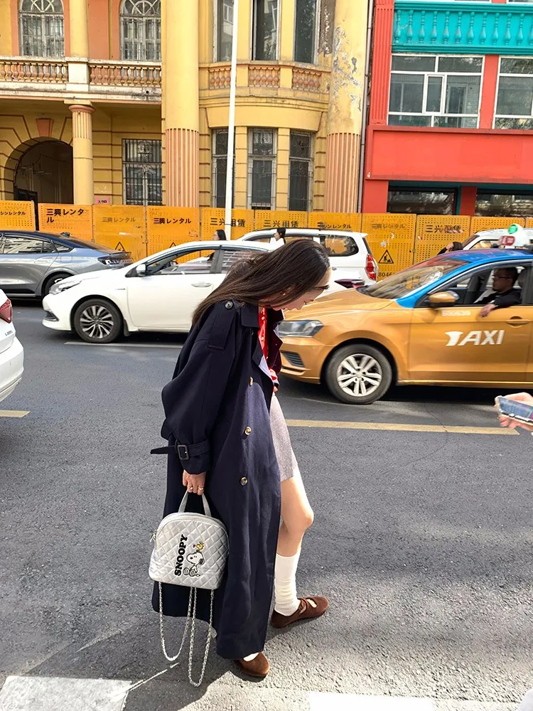 大人可愛い服 50代コーデ | ネイビーステンカラーコートで実現するバランスの取れたスタイル