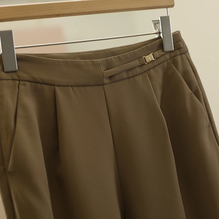 通勤服40代にぴったりなパンツは、どう選ぶ？