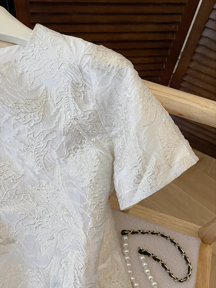 タンクトップ 刺繍のデザイン例と実用性を解説：拍帛莉の夏用レースブラウス