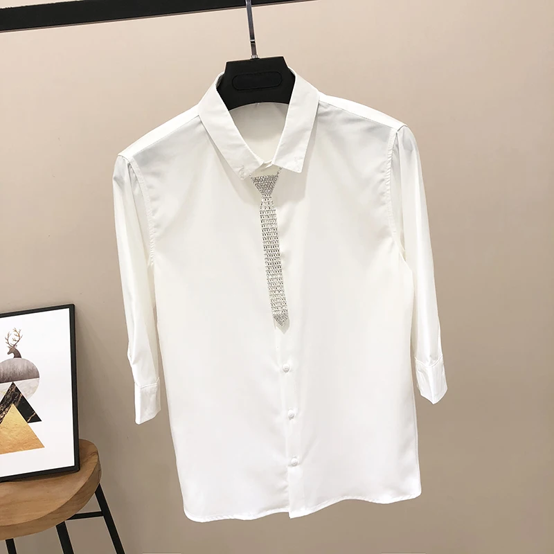 白色七分袖シャツ：シンプルデザインで夏の日常を支えるメンズファッション
