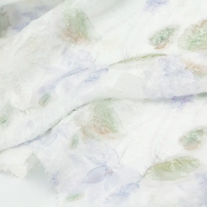 半透明の白色フリンジと淡い紫・淡い緑の蓮の花柄シフォン生地の旗袍・漢服用素材