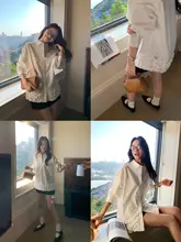 デザイン性のあるフリル付きホワイト長袖シャツ【女性用・上品な雰囲気】