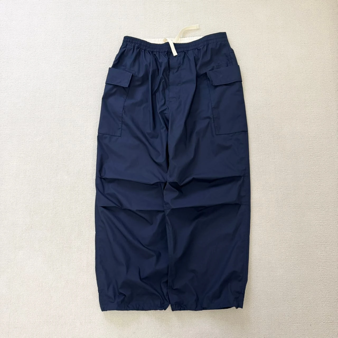 カーゴパンツの着こなしで迷うなら、この1本で解決できる？