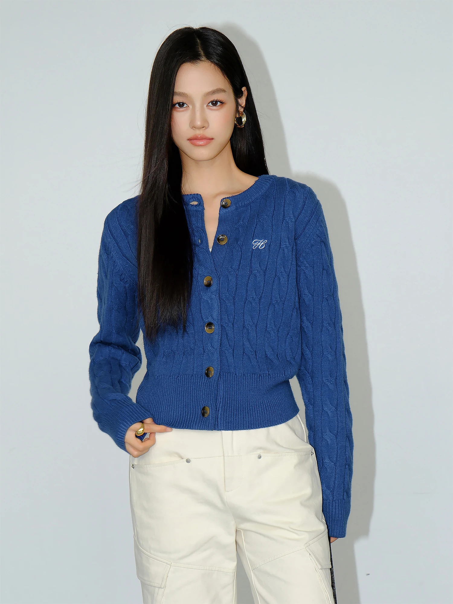 大人可愛い服 50代コーデ | 麻花編みニットカーディガンで実現する心のリズム