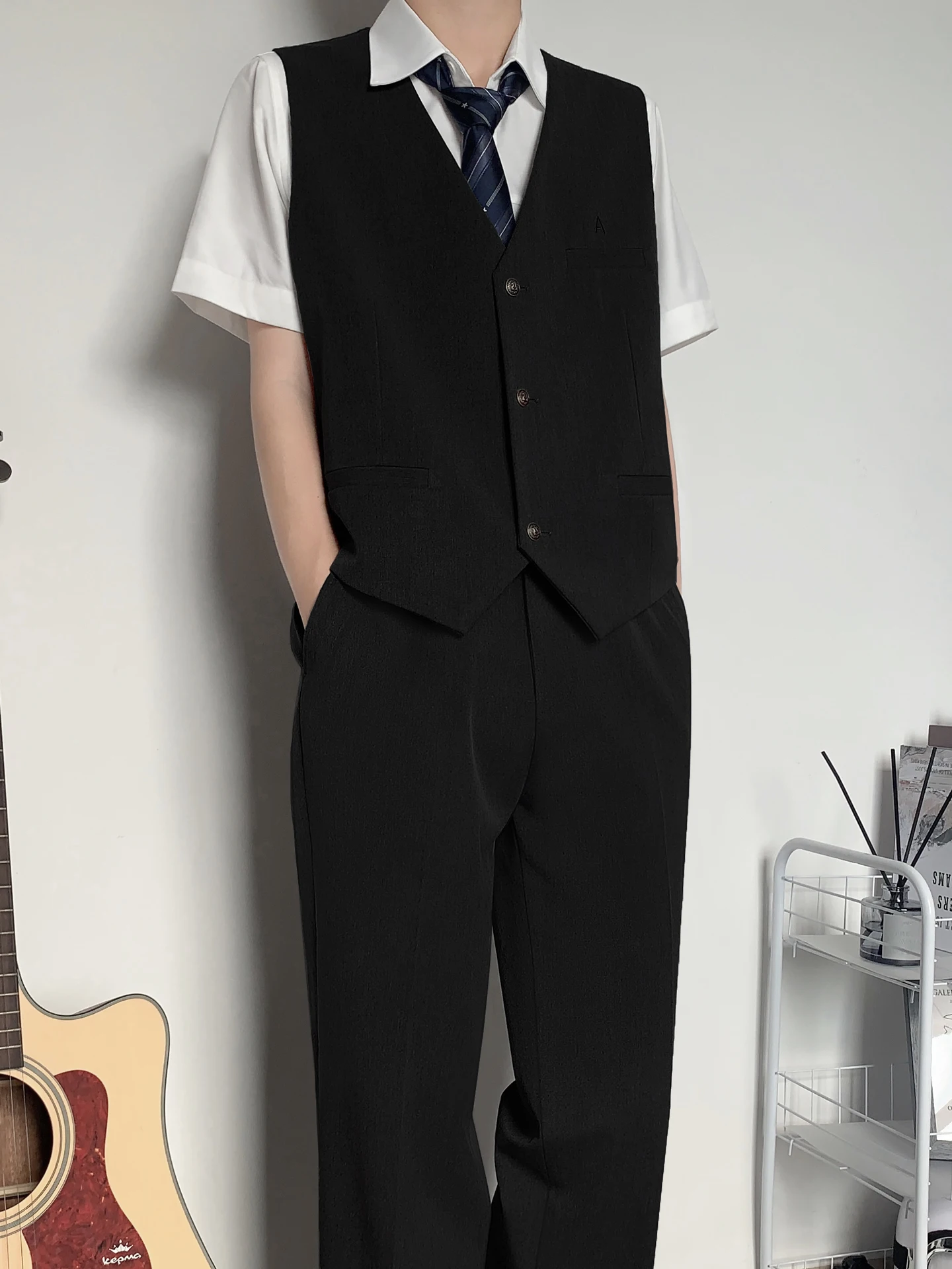 初デートに着る男性の服としておすすめの刺繍入り黒ショートスーツベスト