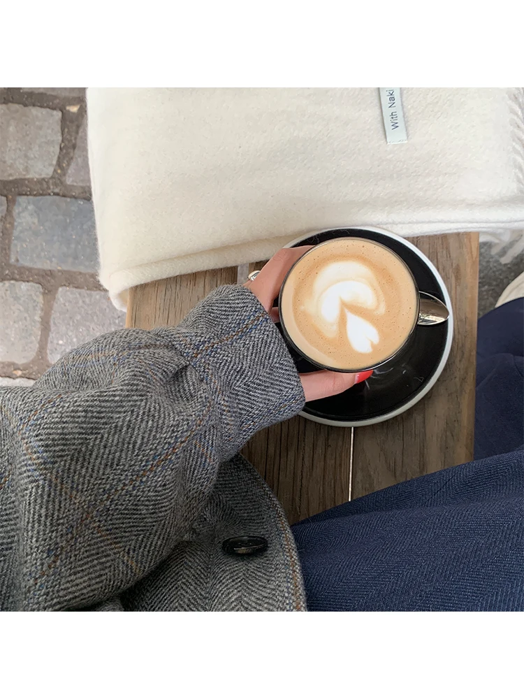冬のきれいめコーデに欠かせないアイテムは？チェック柄ウールコートとスカートのセットアップが解決する理由