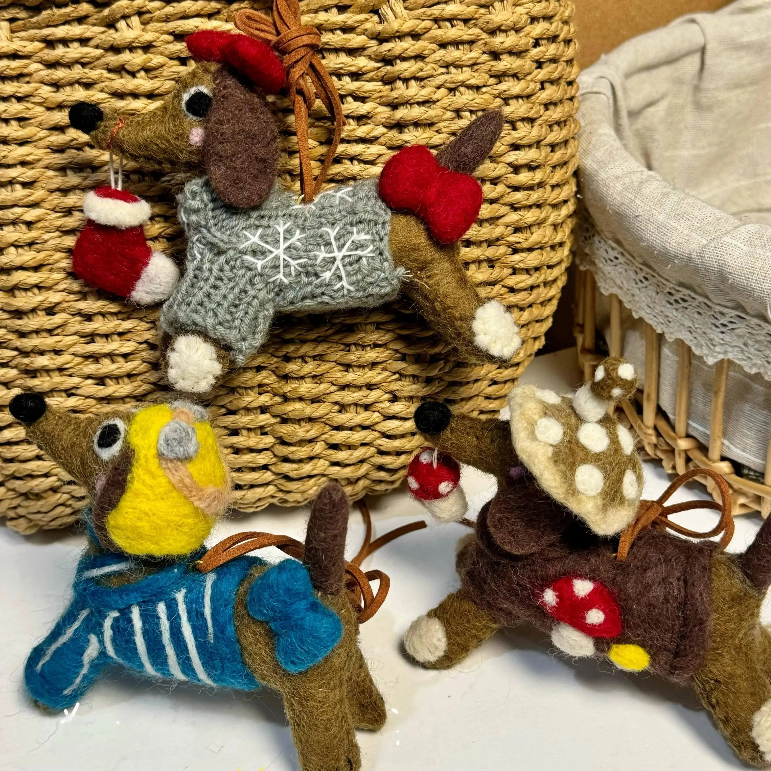 クリスマスに犬をプレゼントするおすすめアイテム：ネパール製手作りウールフェルト犬型バッグチャーム
