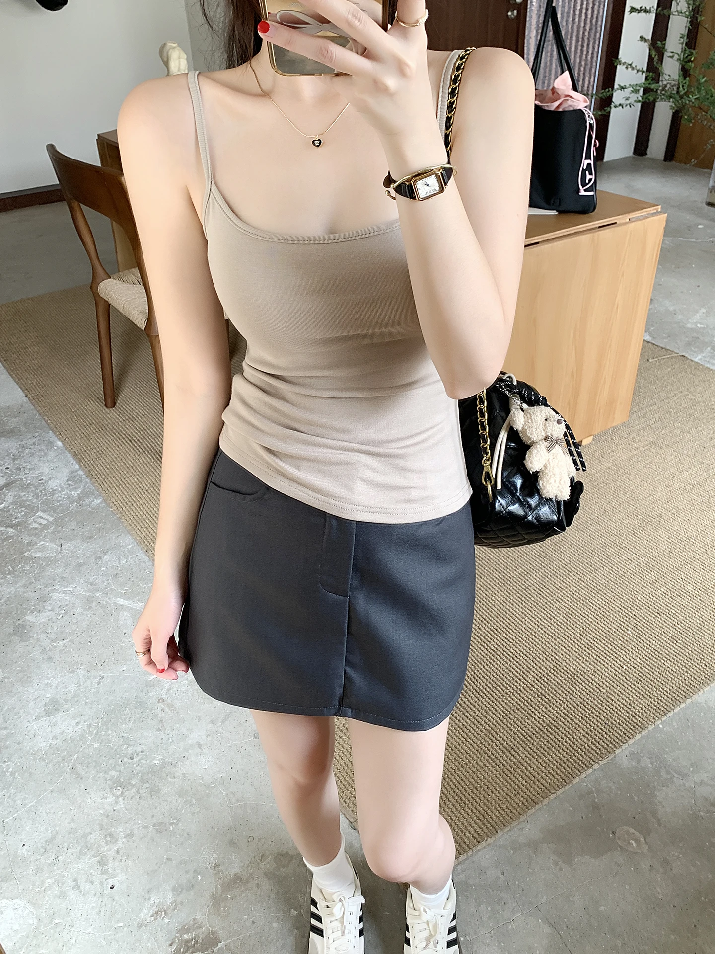 「Cカップ 着衣 って何？」「Cカップ 着衣 に合うトップスは？」——夏の日常に溶け込む、法式の胸パッド付きキャミソールが教えてくれたこと