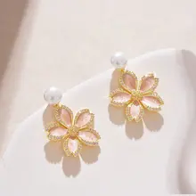 華やかなデザインのピンク花モチーフイヤリング【耳飾り】