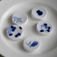 景徳鎮手描き青花柄箸置き【陶器製・美しいデザイン】