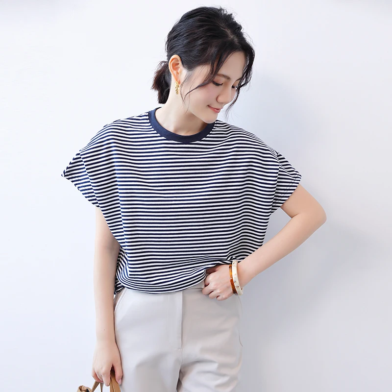 ストライプデザインのゆったりショートスリーブTシャツ【バットウィング袖・ラウンドネック・カジュアルスタイル】 春コーデに最適なアイテム