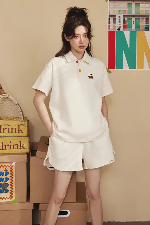 刺繍入りチェリー柄ポロシャツとショートパンツのスポーツウェア【夏用・韓国系・短袖】（セットアップ対応）