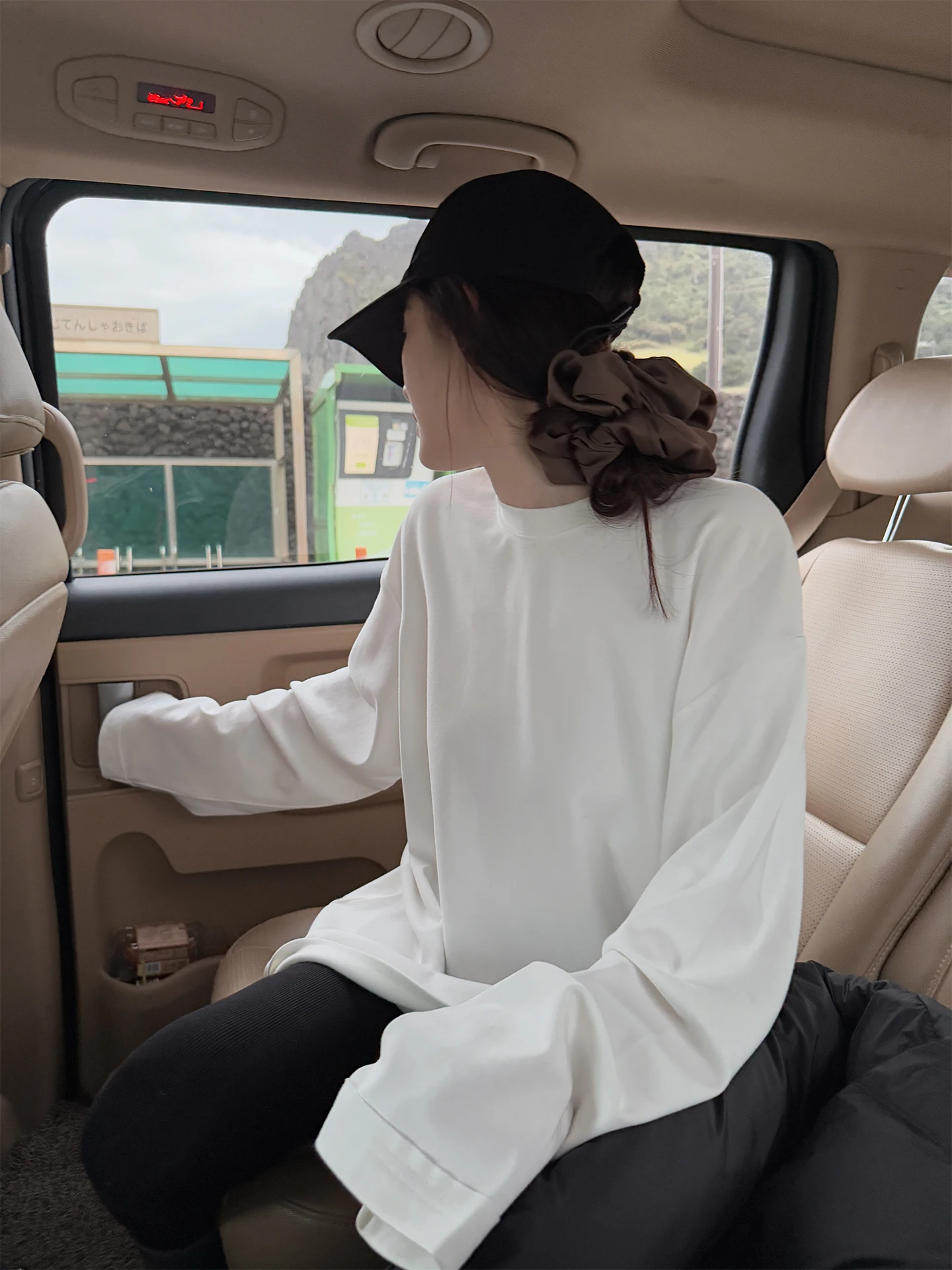 冬の重ね着に最適な大きめコットンTシャツ：ここyaya shopのカジュアルスタイルが実際の着用でどうなるか