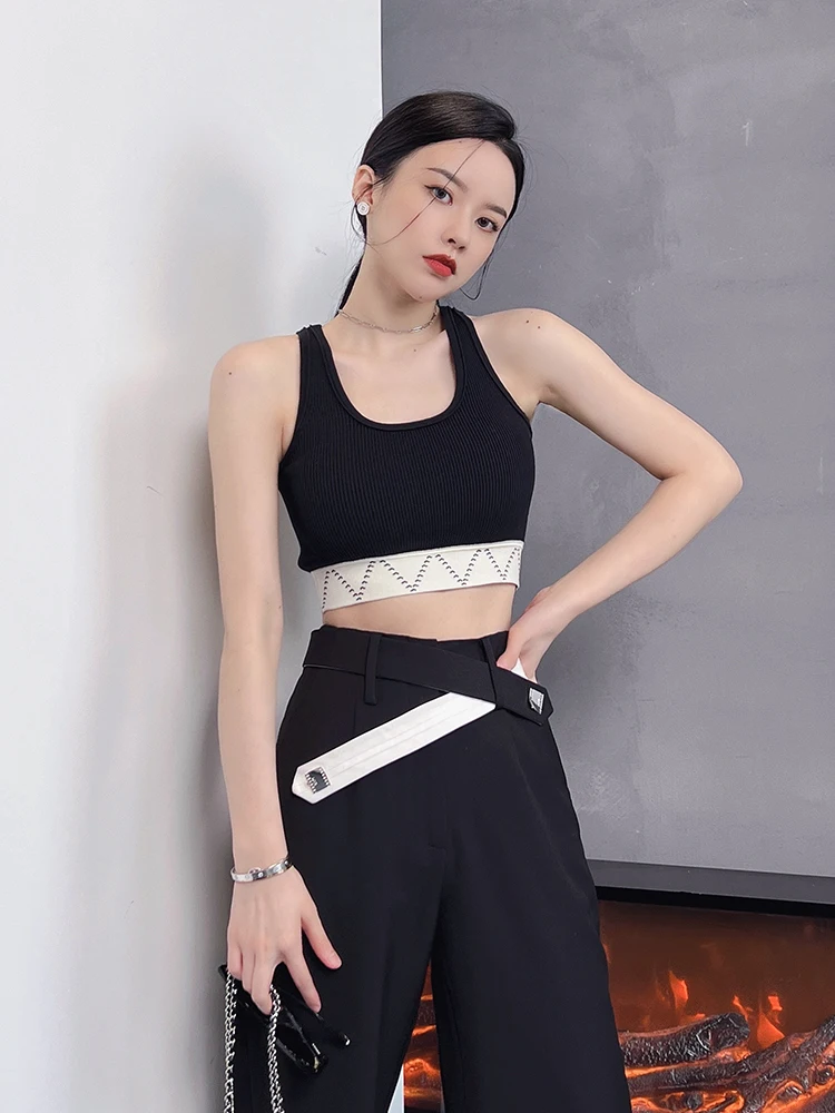 黒いパンツで夏を涼しく過ごす方法は？交差デザインのワイドパンツが解決するリアルなコーデ