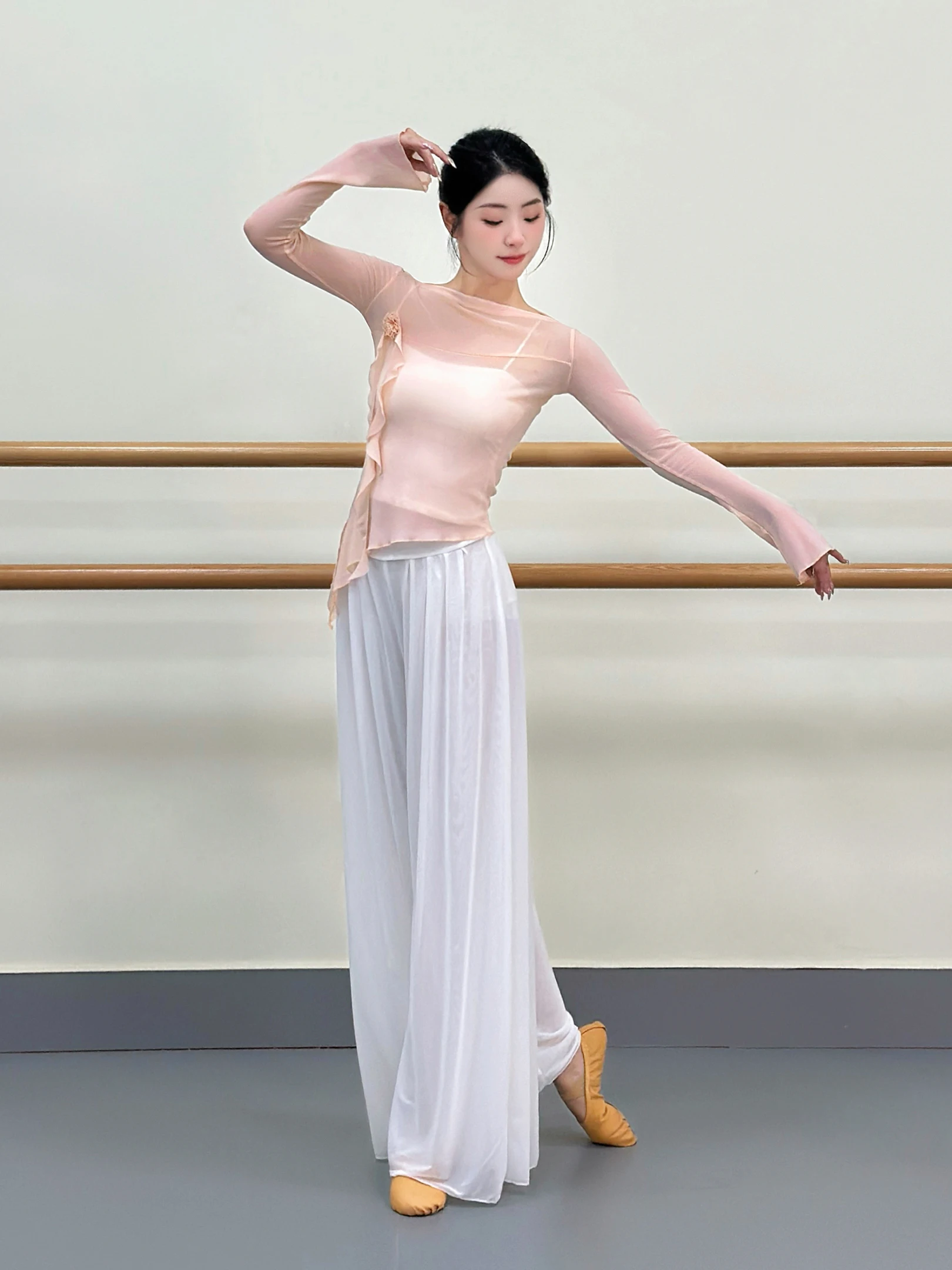 女性用薄手紫色ダンスパンツ：クラシックコンサート50代向けの着用スタイルと選定基準