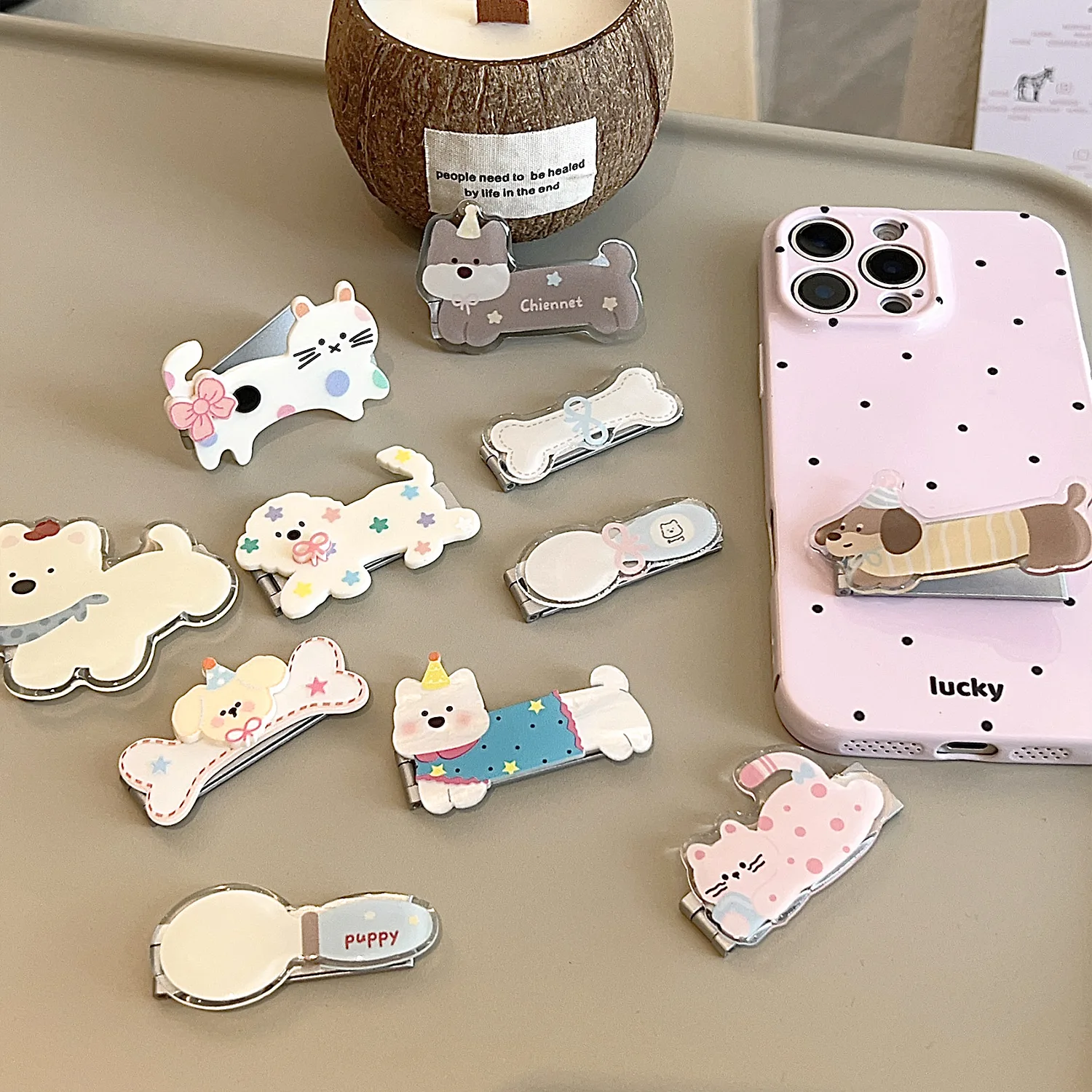 モバイルモニタとスマホホルダーをどう選ぶ？100均で手に入るかわいいデザインのスタンドが実は最強！