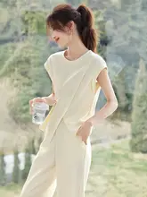 ファッション性が高い短袖トップスとパンツのコーディネート（セットアップ対応）