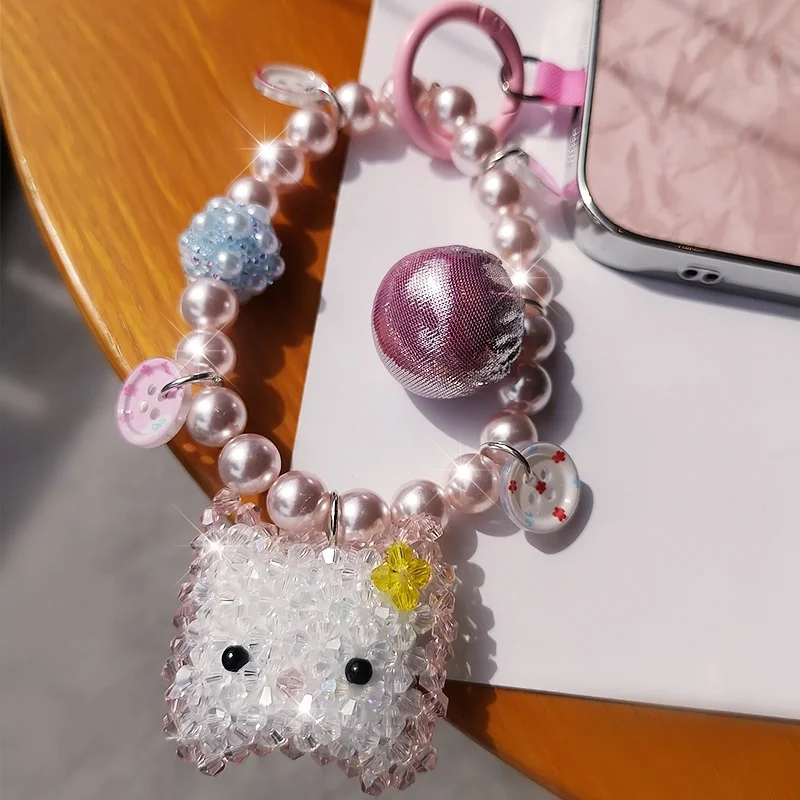 猫デザインの水晶パールスマホストラップ：グッズ飾るに最適なミニアクセサリーの実用性とデザイン性