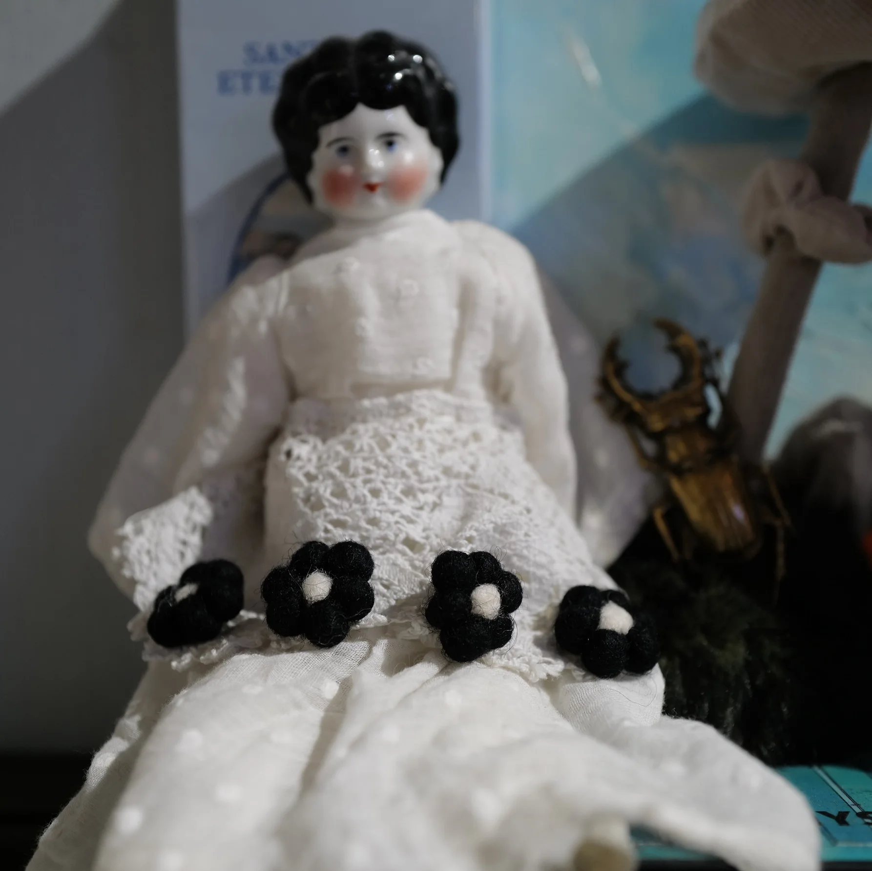 ドイツ製ウールフェルト ブラック花びらとホワイト中心の装飾品：手作りオーナメントの定番としての実用性とデザイン性