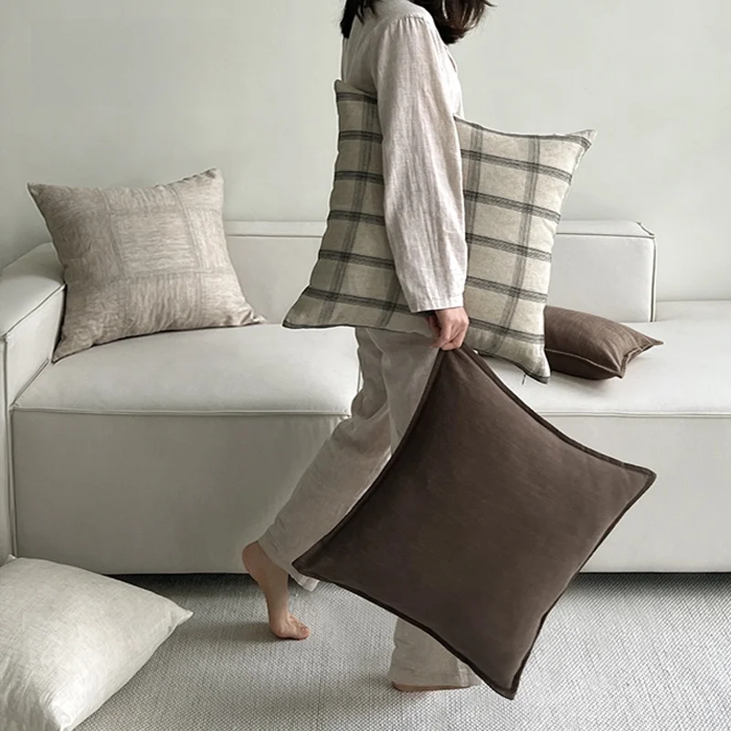 BACKTO リネンチェック柄クッション：ゆったりしたモダンデザインのサイズと使い方