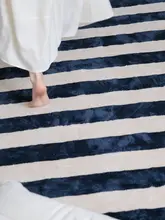 モダンストライプデザインのラグ【季節問わず適用・リビング用・大サイズ】