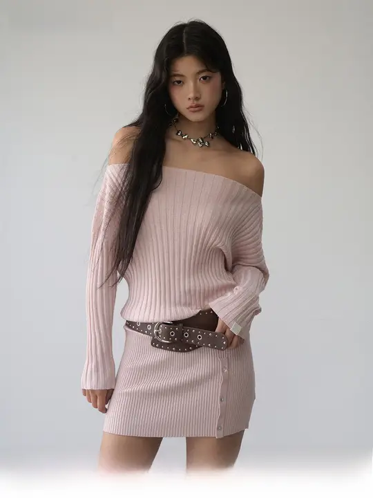 輝く薄手のオフショルダー連衣裙【ボタン付き・斜め肩デザイン・ミディ丈】