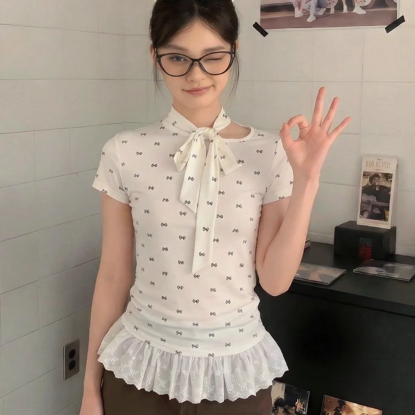 甘美なデザインのリボン付き半袖Tシャツ【花柄・レーストリム・フィットスタイル】
