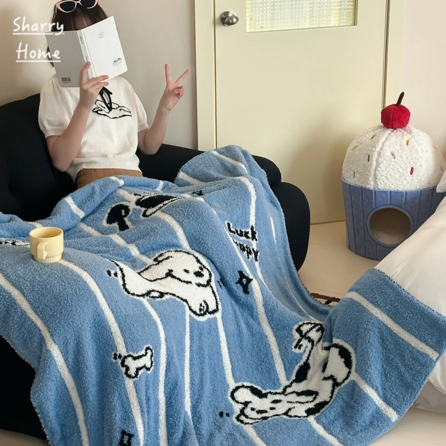 ブルーとホワイトのストライプ犬柄ハーフフリースブランケット：寝室やオフィスで使える四季通用のニットタイプ