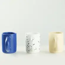 北欧風デザインの陶器マグカップ【クラインブルー・クリーム色・太めの取っ手】