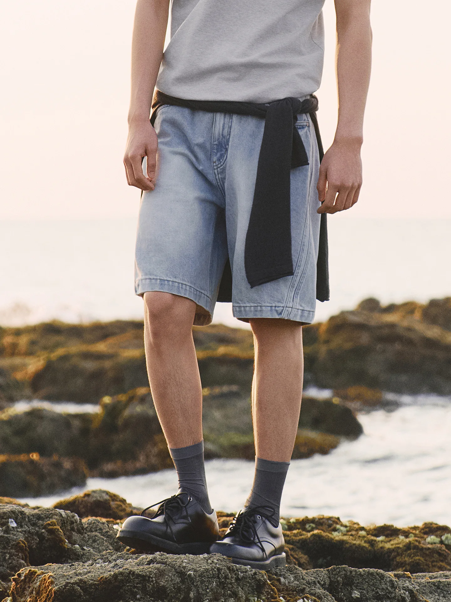 夏のフォーマルメンズとしてのシックな服装：GXGの夏用ポロシャツとデニムショートパンツセット