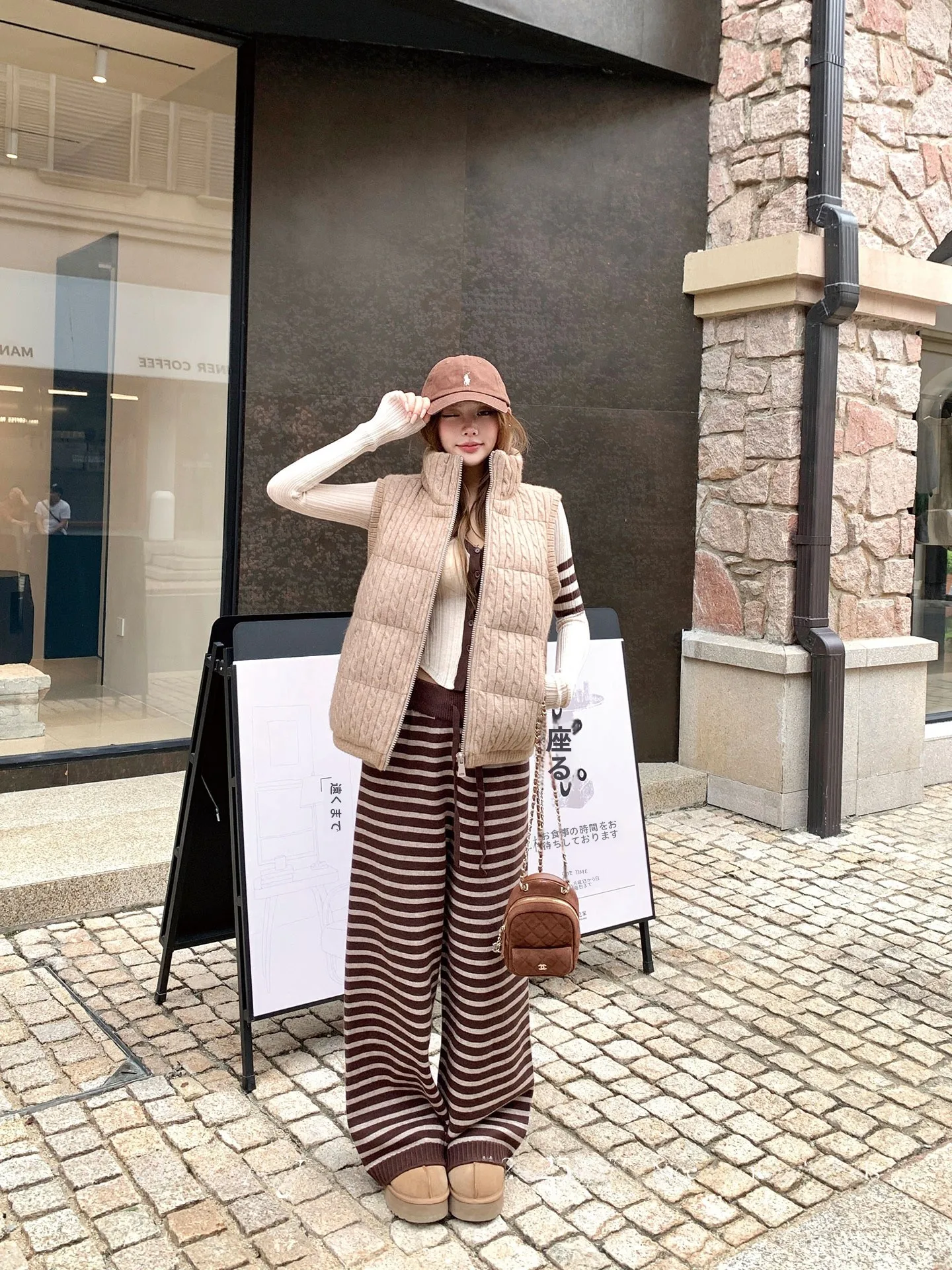 ストライプワイドパンツ：秋冬カジュアルスタイルに最適なデザインと機能性