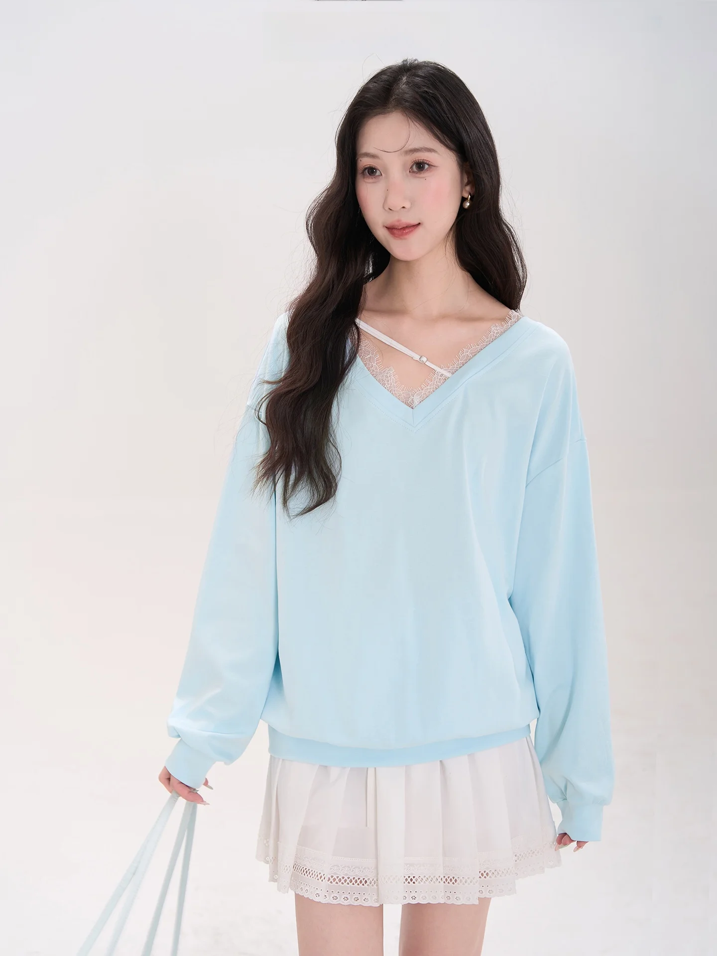 バックリボン付きVネックスウェットシャツ【秋用・スタイル・女性用】