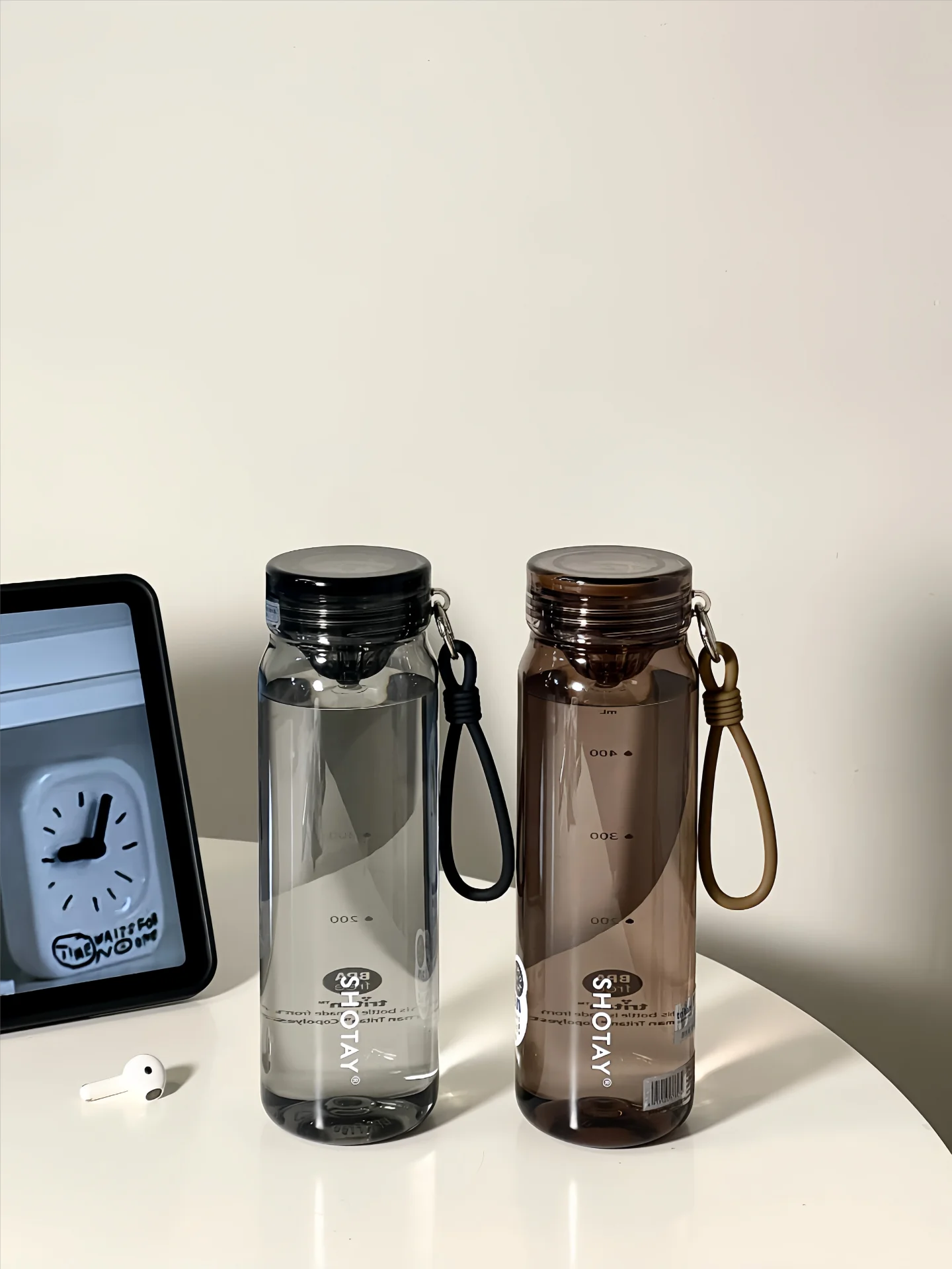 高級感あふれる夏用プラスチック水筒：耐熱トリタン製570mlで日常使いをサポート