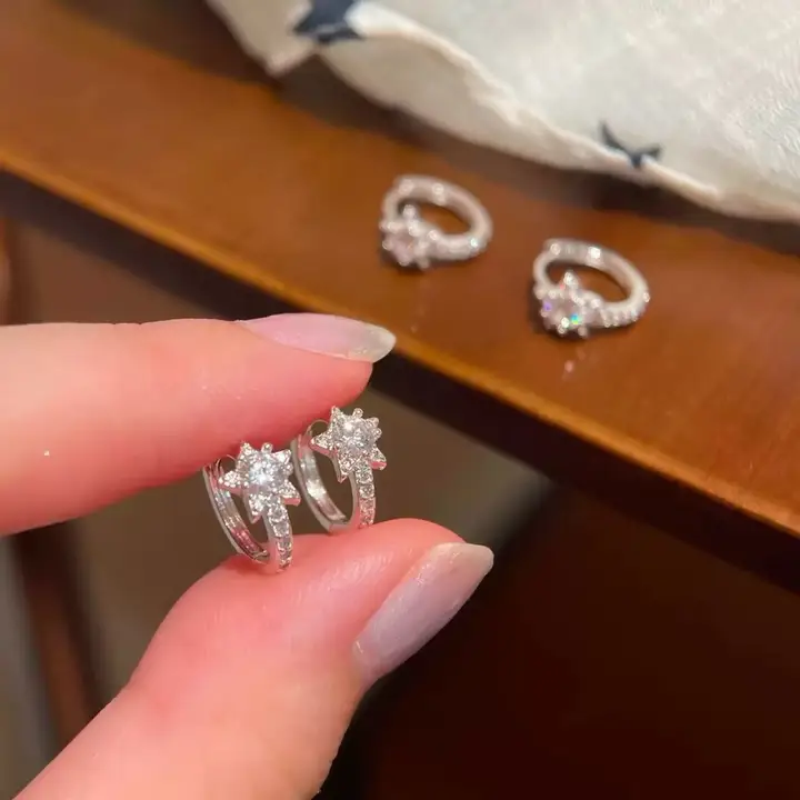 925シルバー製 スターダストデザインのピアス【高級感あるクリスタル使用・耳骨ピアス】