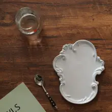ヴィンテージ風の花柄手作り黒陶器製トレイ皿