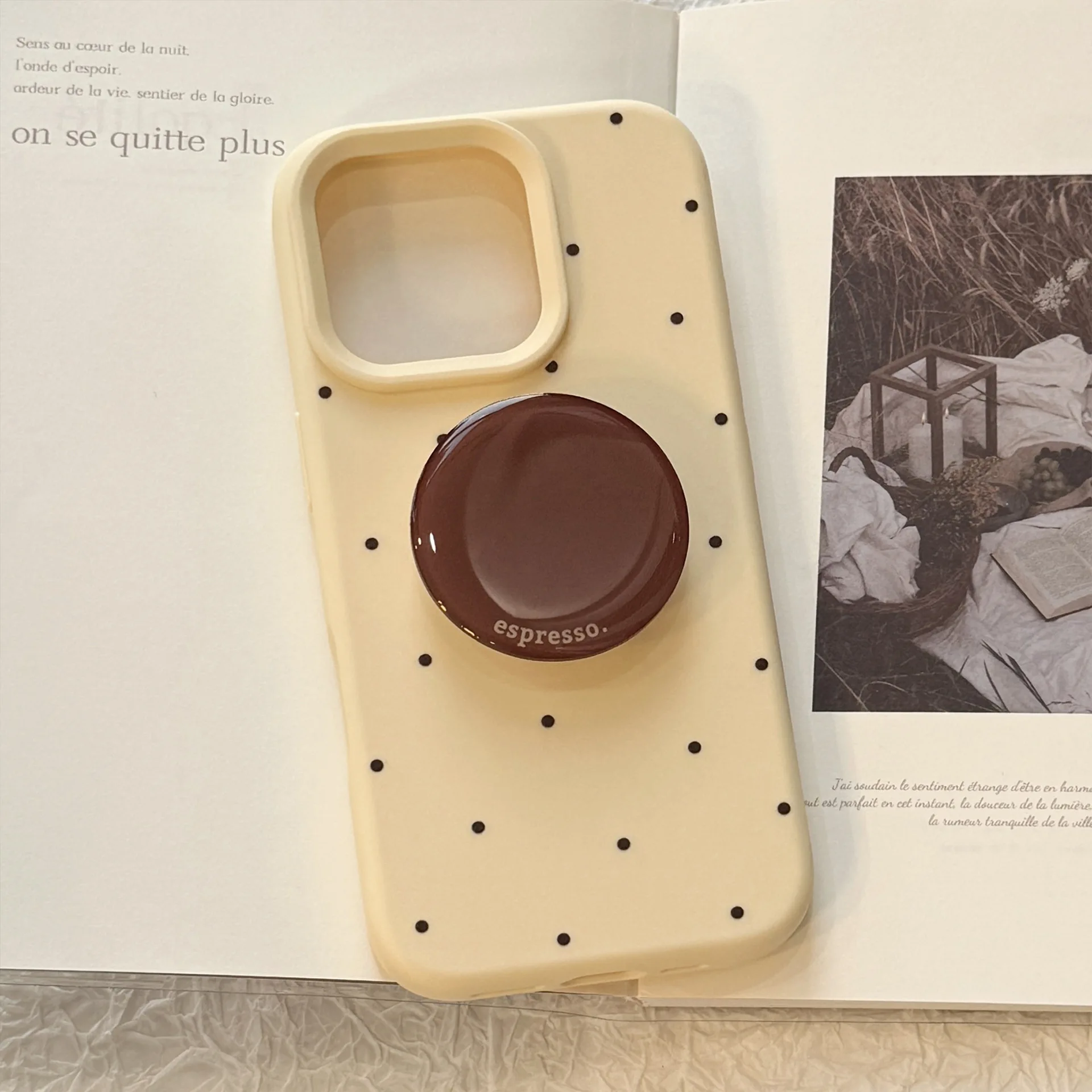 iPhone用ドットデザインカメラキーケース：全包防水と円形スタンドで日常撮影をサポート