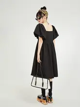 エレガントなフレンチスタイルのスクエアネックブラックパフスリーブワンピース