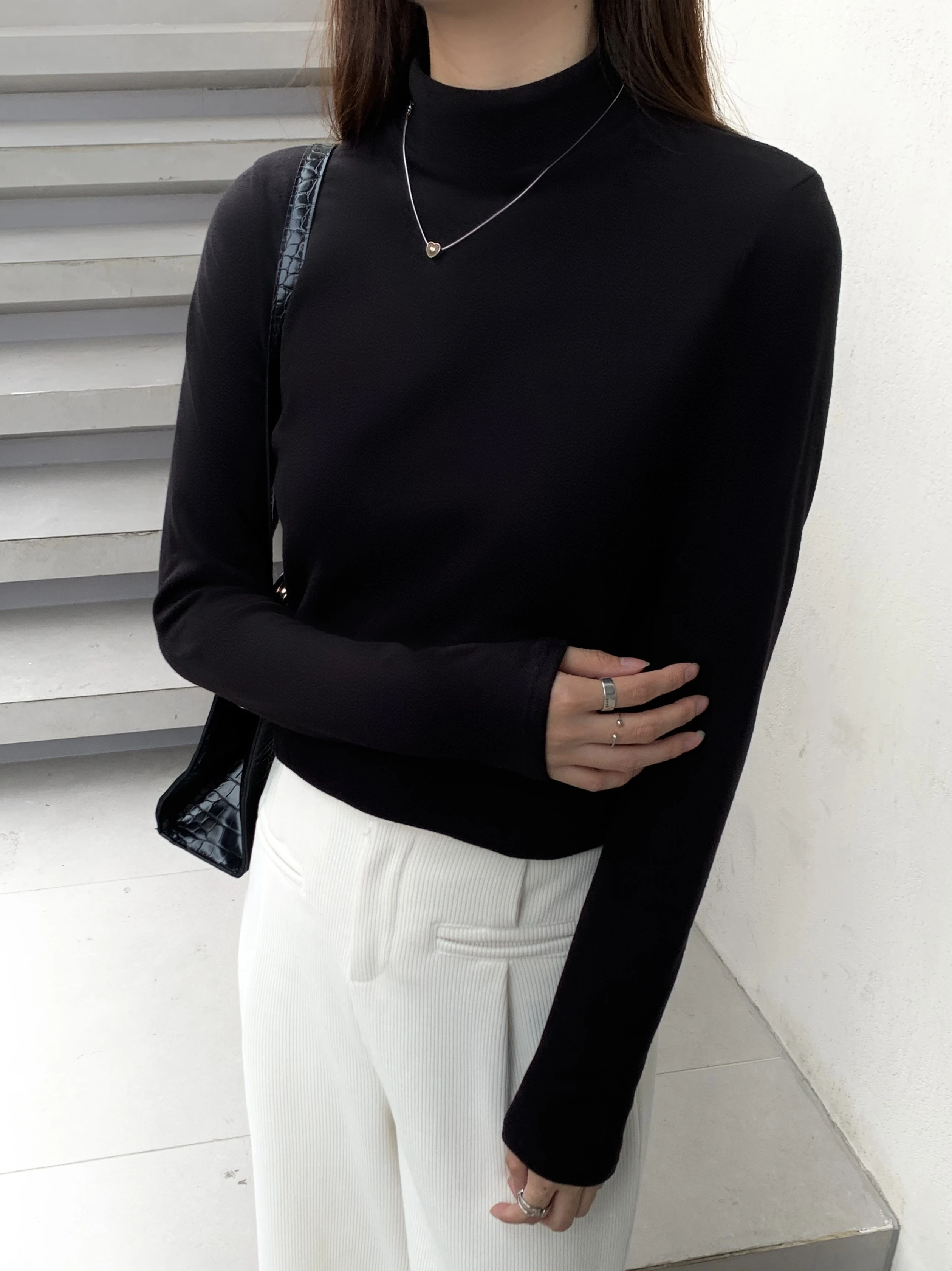 大人可愛いの本質とは？ハイネックTシャツで失敗しないスタイル作り