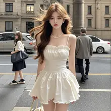 華やかなデザインの白色スクエアネックキャミソールドレス【フリル付き・夏用・セクシー】