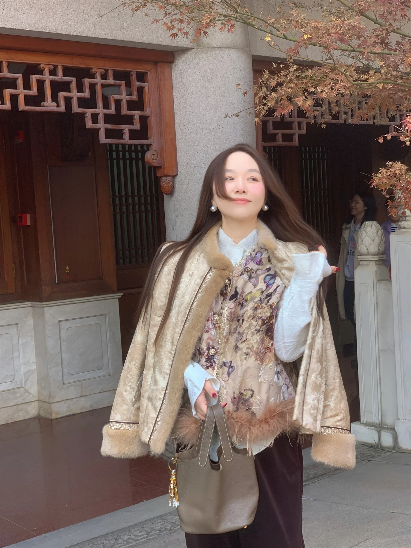 ウール刺繍ニット長袖インナーシャツ：冬用女性向けの高耐久綿羊毛製アイテム