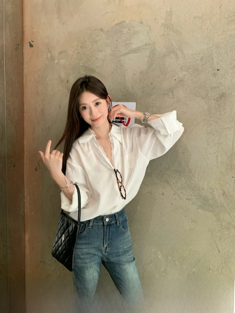 大人可愛い服 50代コーデの本質を解く｜Vネックレースシャツの着こなし術