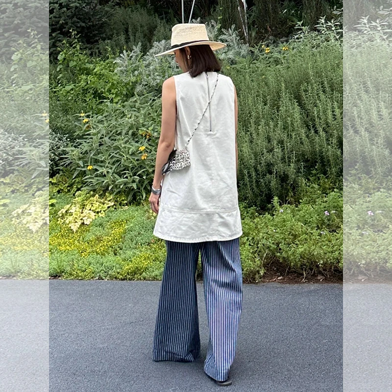 暑さを感じない 20代の夏スタイル：デニムノースリーブワンピースとストライプワイドパンツの重ね着セット