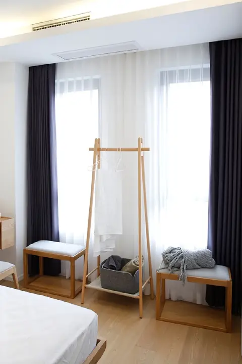 天然木製のマントルハンガー【落地式・衣類展示用・シンプルデザイン】