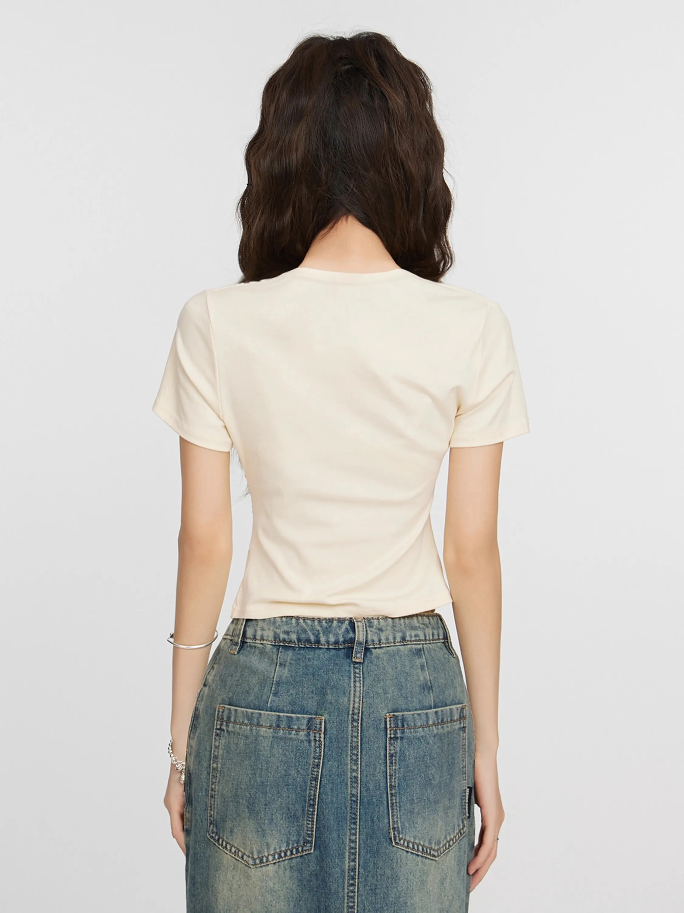 大人可愛い服 50代コーデ 完全ガイド｜ネコ柄Tシャツで実現するシック甘辛のバランス